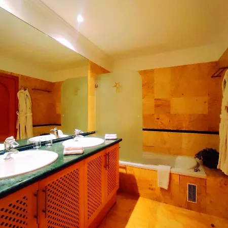 아파트 El Nautico Suites, The Beachfront Paradise *